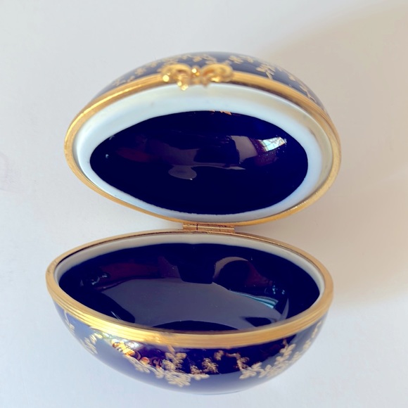 Limoges Cobalt Blue 22k Gilt Porcelain Egg Trinket Box Courting Couple Proposal - Picture 3 of 11